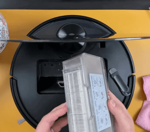 Clean Wyze robot vacuum